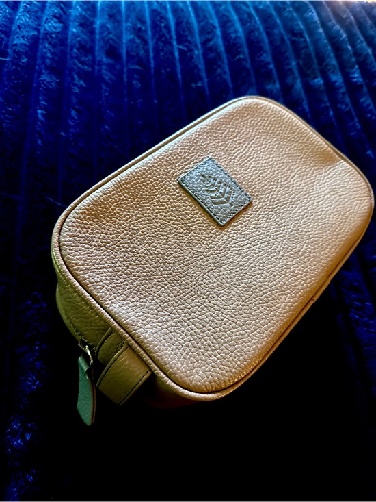 Four Seasons Handbags - ULTRA RARE Four Seasons Private Jet Experience Amenity Case Pouch